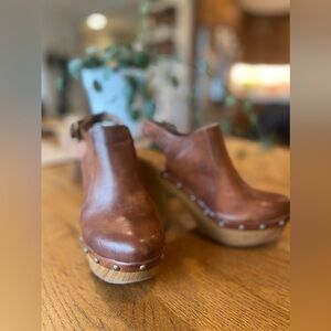 Korks Delaney Platform Clogs size 7